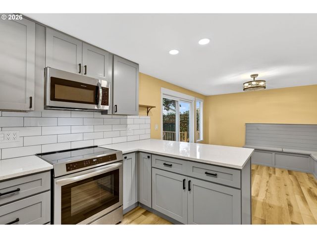 8250 Sw COLONY CREEK Ct, Portland, OR 97224