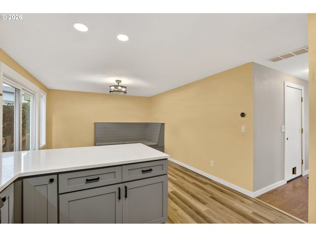 8250 Sw COLONY CREEK Ct, Portland, OR 97224