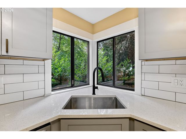 8250 Sw COLONY CREEK Ct, Portland, OR 97224