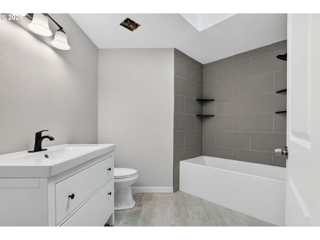 8250 Sw COLONY CREEK Ct, Portland, OR 97224