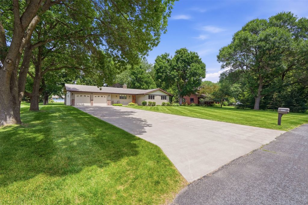 Image 2 of property listing at 2728 E Deblene Lane, Eau Claire, WI 54703