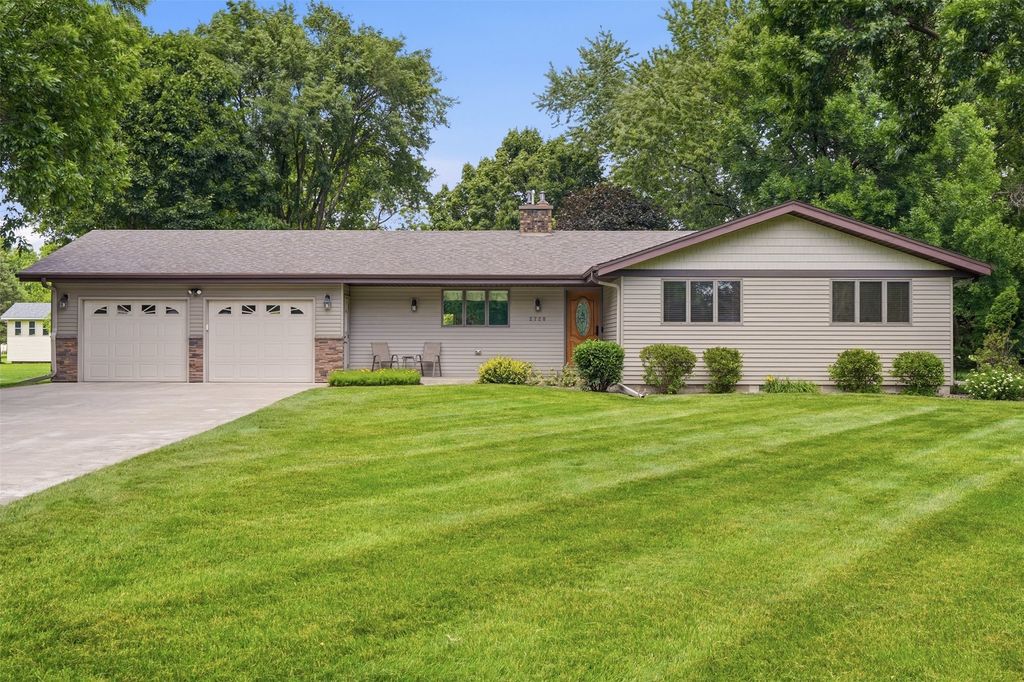 Image 3 of property listing at 2728 E Deblene Lane, Eau Claire, WI 54703