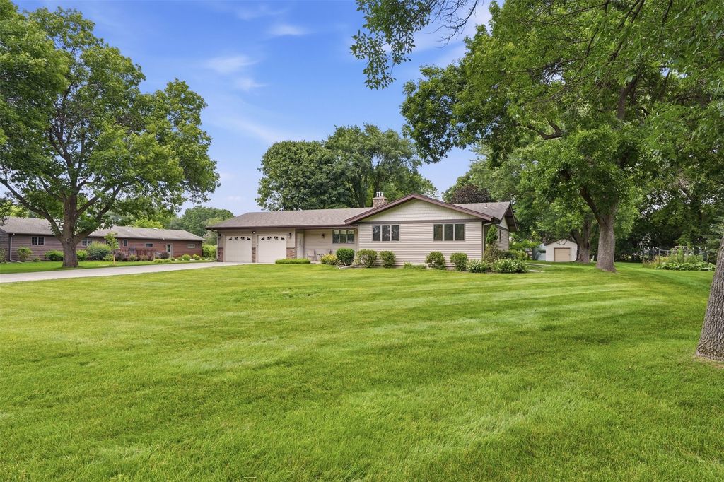 Image 4 of property listing at 2728 E Deblene Lane, Eau Claire, WI 54703