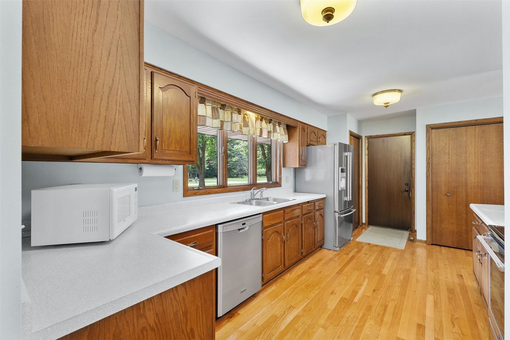 Image 7 of property listing at 2728 E Deblene Lane, Eau Claire, WI 54703