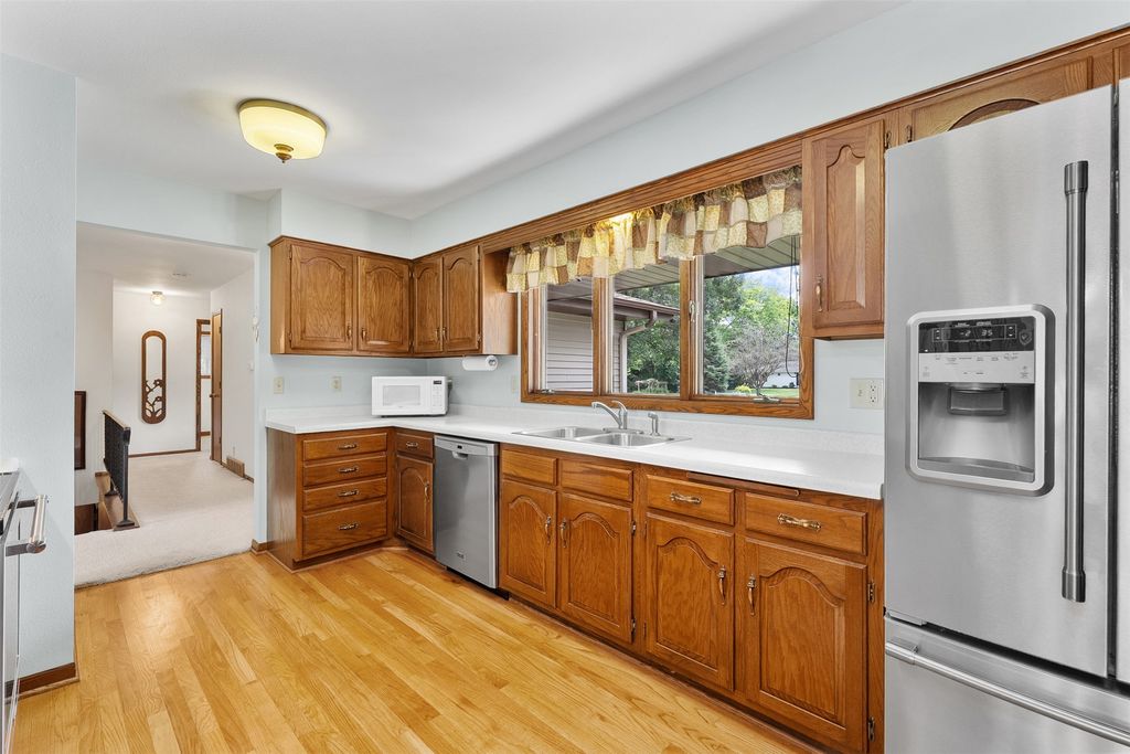 Image 9 of property listing at 2728 E Deblene Lane, Eau Claire, WI 54703