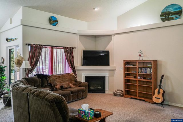 1231 SW 3rd Av, Mill City, OR 97360