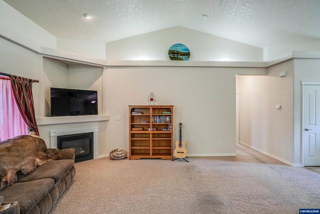 1231 SW 3rd Av, Mill City, OR 97360