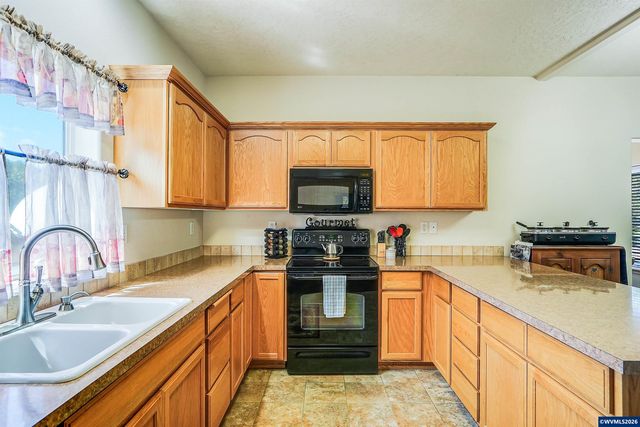 1231 SW 3rd Av, Mill City, OR 97360