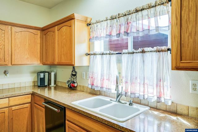 1231 SW 3rd Av, Mill City, OR 97360