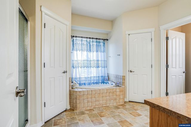 1231 SW 3rd Av, Mill City, OR 97360