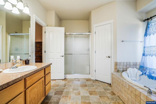 1231 SW 3rd Av, Mill City, OR 97360