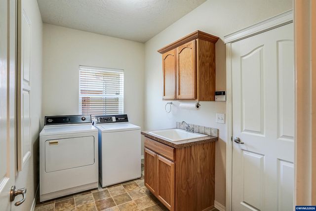 1231 SW 3rd Av, Mill City, OR 97360