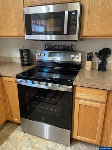 1231 SW 3rd Av, Mill City, OR 97360