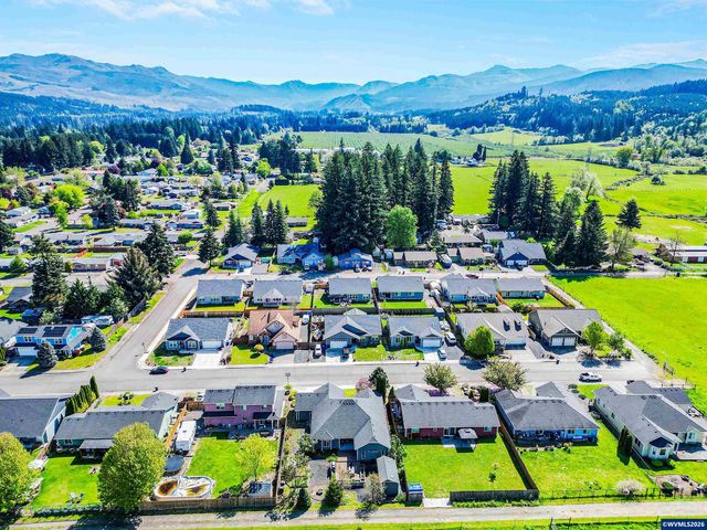 1231 SW 3rd Av, Mill City, OR 97360