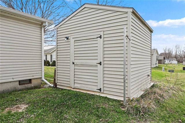 1002 NE White Oaks Lane, Oak Grove, MO 64075