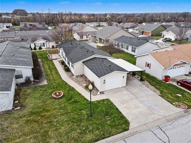 1002 NE White Oaks Lane, Oak Grove, MO 64075