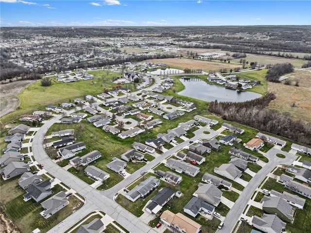 1002 NE White Oaks Lane, Oak Grove, MO 64075