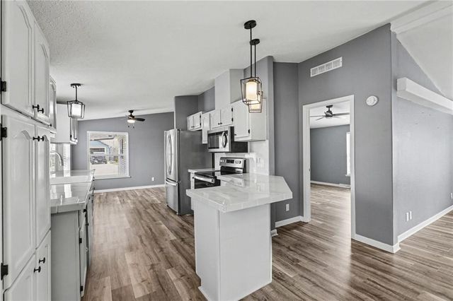 1002 NE White Oaks Lane, Oak Grove, MO 64075