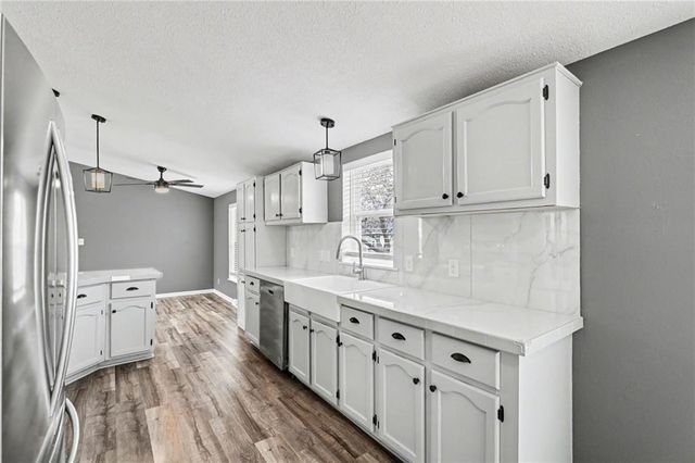 1002 NE White Oaks Lane, Oak Grove, MO 64075