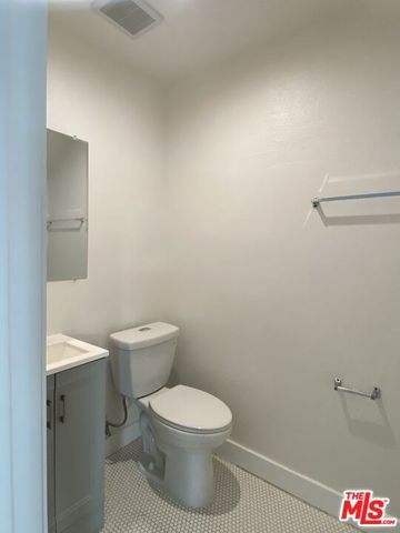 5528 Franklin Avenue, Los Angeles, CA 90027