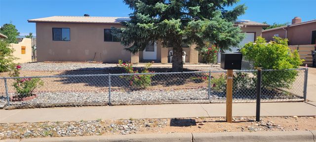 863 Camino Consuelo, Santa Fe, NM 87507