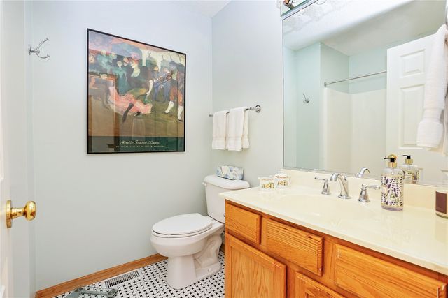 811 Burr Oaks Drive 703, West Des Moines, IA 50266