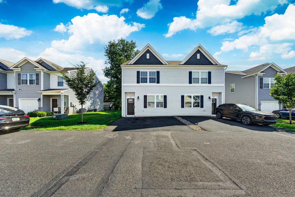 909 STILL WATERS, PENNSBURG, PA 18073 — exterior