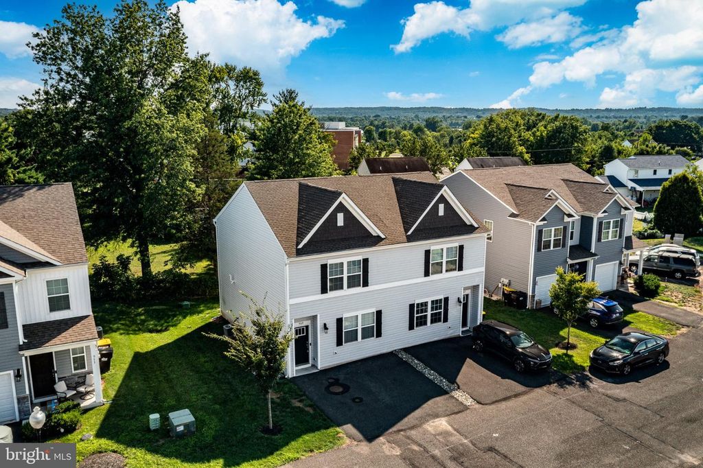 909 STILL WATERS, PENNSBURG, PA 18073 — photo 2