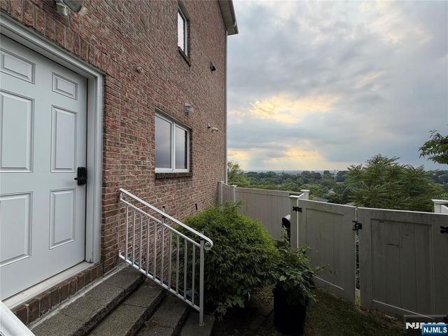 6 Kathleen Court, Ridgefield, NJ 07657
