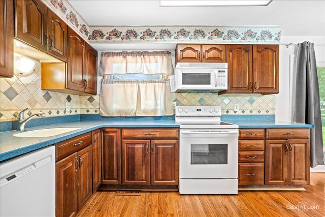 176 Boulder Hill Pass, Montgomery, IL 60538