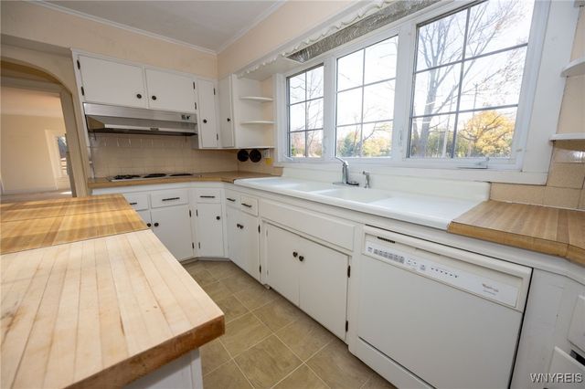 5198 Lake Shore Road, Hamburg, NY 14075