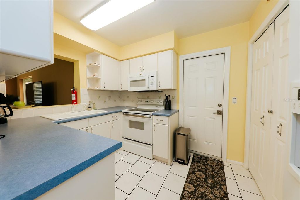 Image 14 of property listing at 5211 24TH AVENUE DRIVE W, Bradenton, FL 34209
