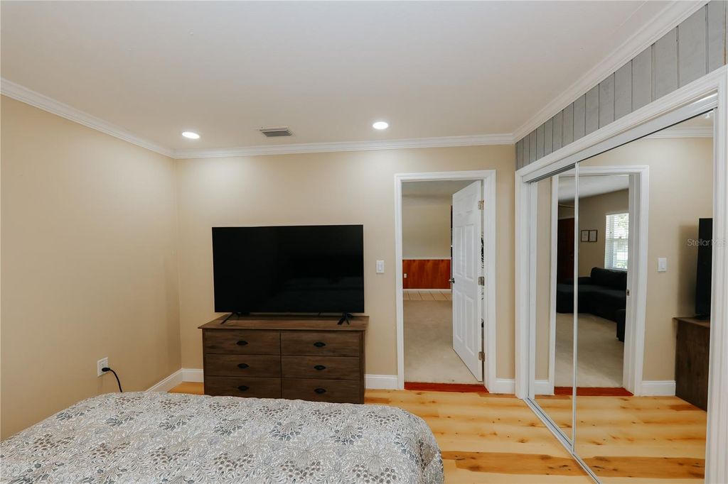 Image 15 of property listing at 5211 24TH AVENUE DRIVE W, Bradenton, FL 34209