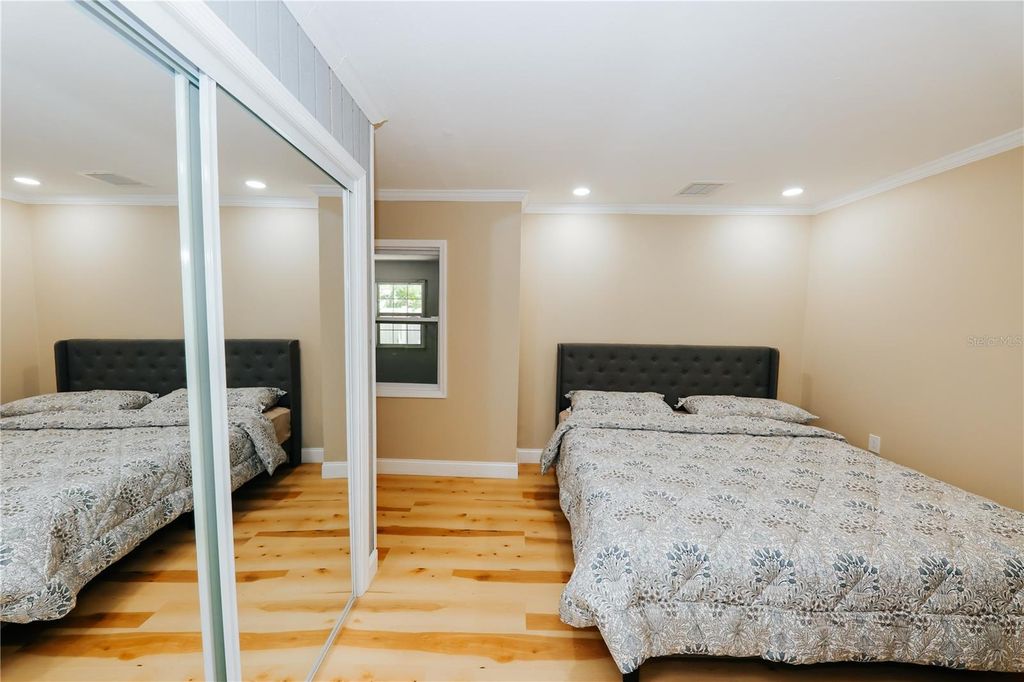 Image 18 of property listing at 5211 24TH AVENUE DRIVE W, Bradenton, FL 34209