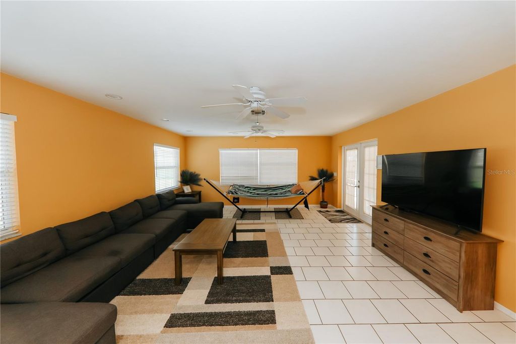 Image 3 of property listing at 5211 24TH AVENUE DRIVE W, Bradenton, FL 34209