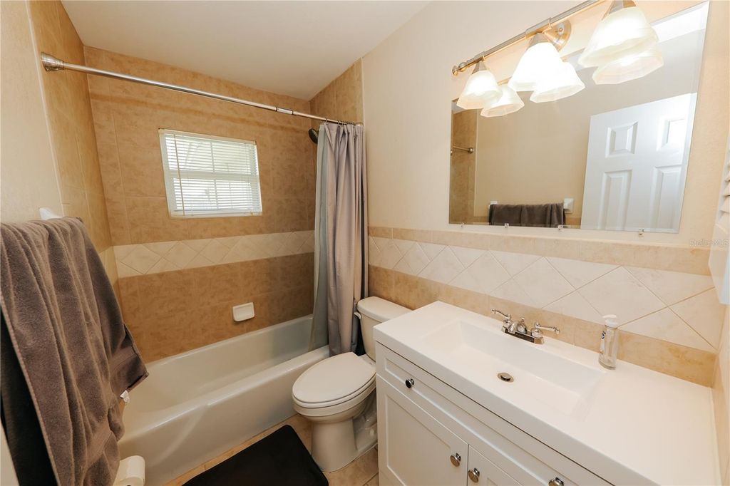 Image 24 of property listing at 5211 24TH AVENUE DRIVE W, Bradenton, FL 34209