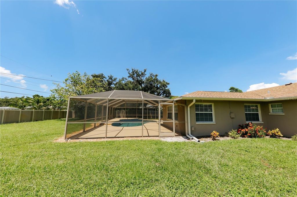 Image 36 of property listing at 5211 24TH AVENUE DRIVE W, Bradenton, FL 34209