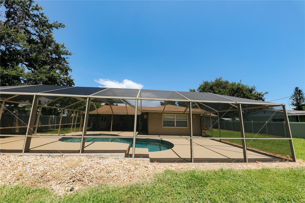 Image 37 of property listing at 5211 24TH AVENUE DRIVE W, Bradenton, FL 34209