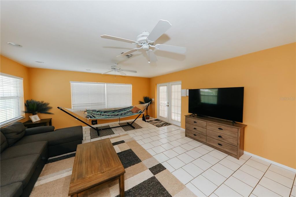 Image 5 of property listing at 5211 24TH AVENUE DRIVE W, Bradenton, FL 34209
