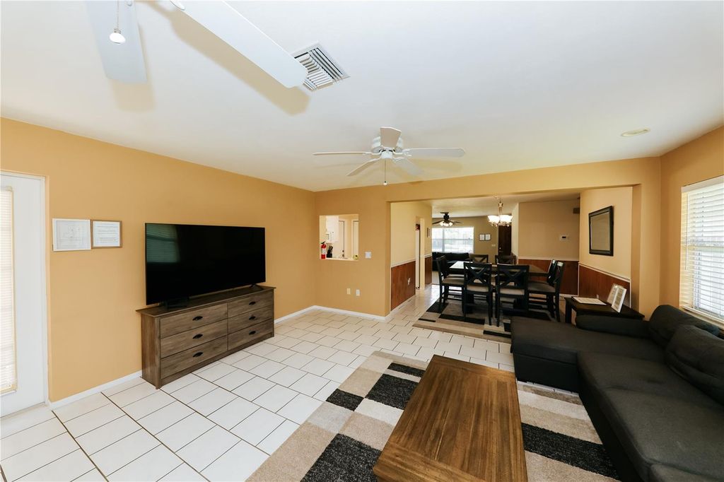 Image 9 of property listing at 5211 24TH AVENUE DRIVE W, Bradenton, FL 34209
