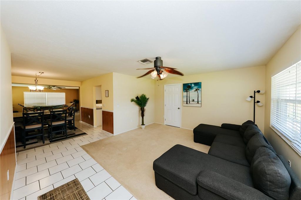 Image 10 of property listing at 5211 24TH AVENUE DRIVE W, Bradenton, FL 34209