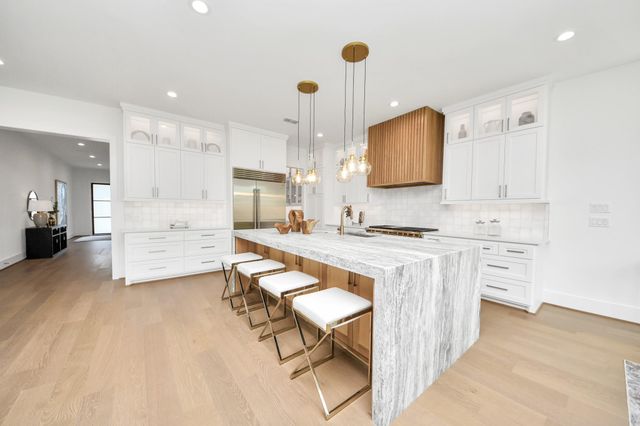 1721 Chantilly Lane, Houston, TX 77018