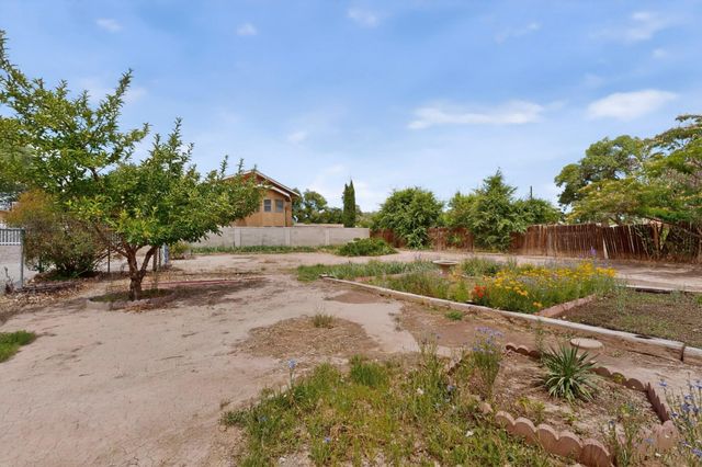 741 Garden Road SW, Albuquerque, NM 87105