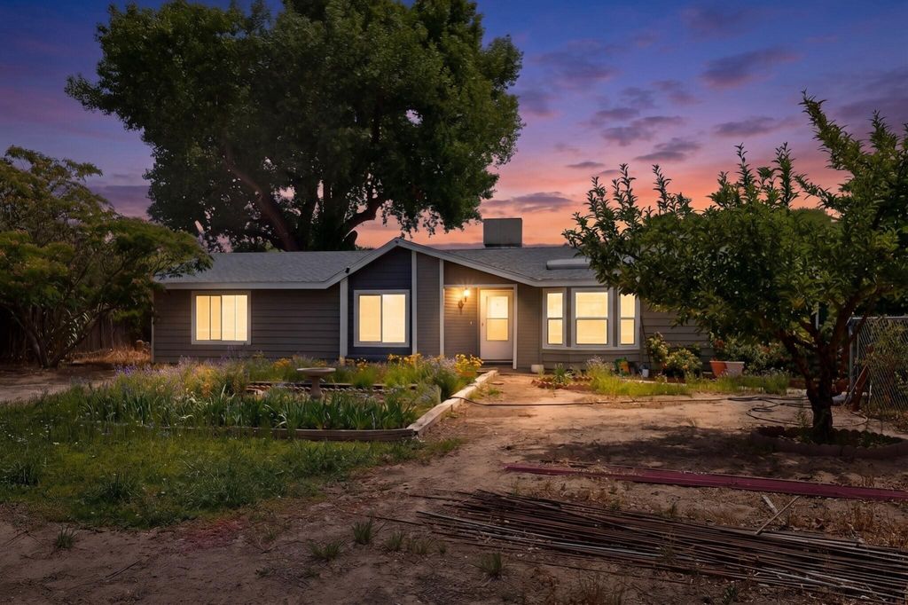741 Garden Road SW, Albuquerque, NM 87105