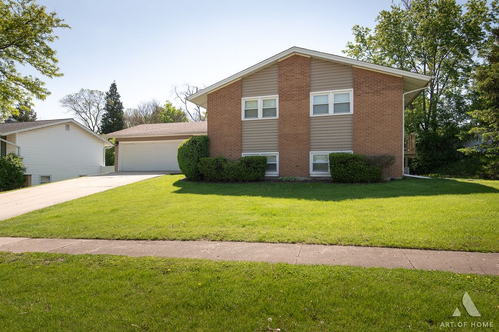 6425 Clark Drive, Woodridge, IL 60517