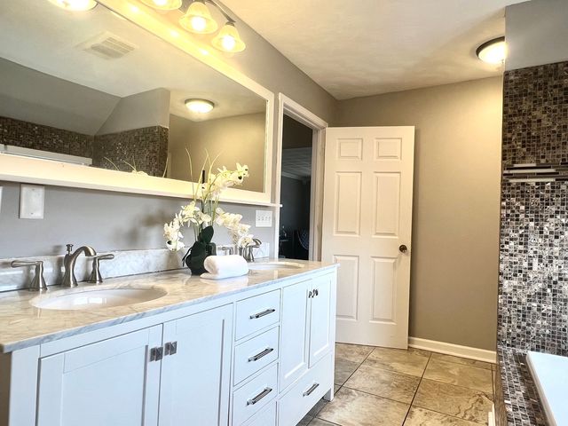 7113 Clarendon Hills Road, Darien, IL 60561