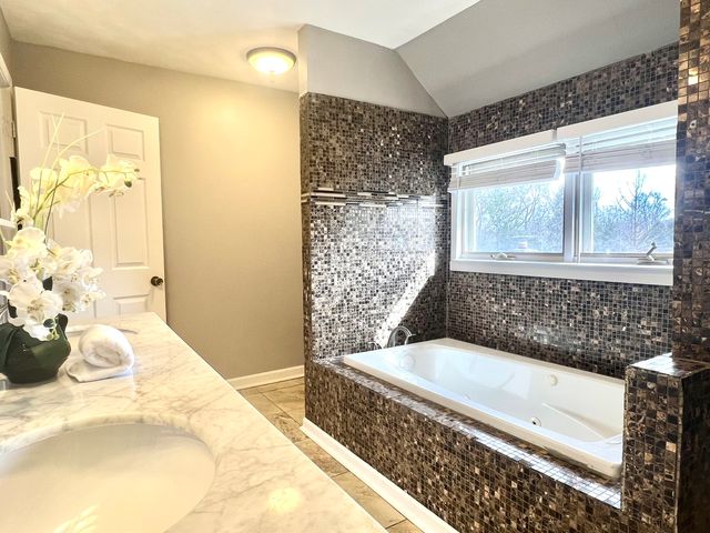 7113 Clarendon Hills Road, Darien, IL 60561