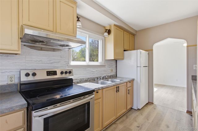 8238 Fisher Avenue, Warren, MI 48089