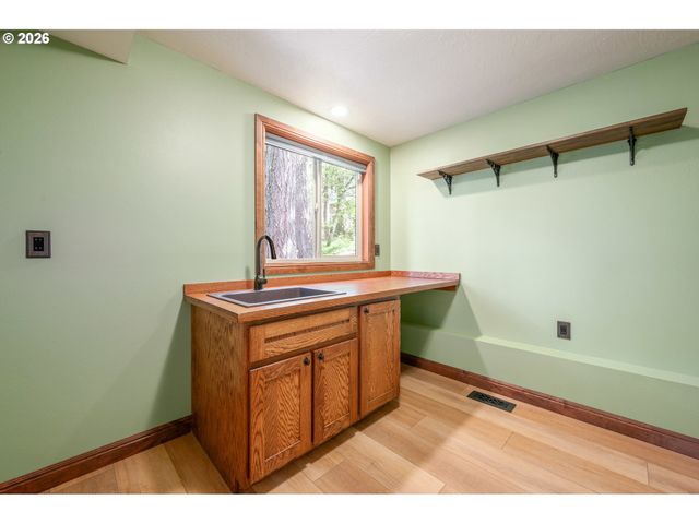 4330 N SHASTA Loop, Eugene, OR 97405