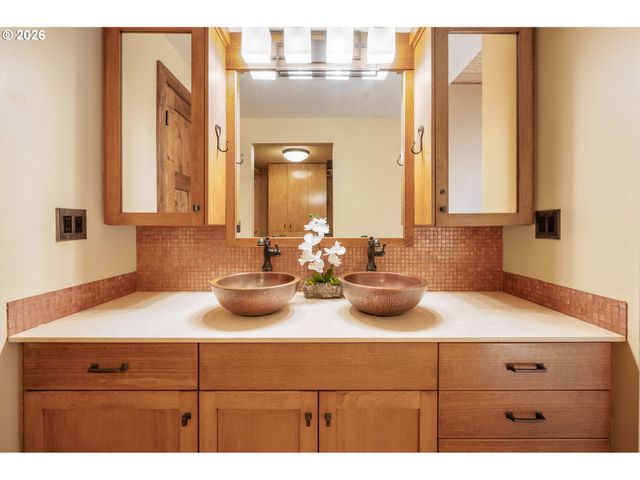 4330 N SHASTA Loop, Eugene, OR 97405